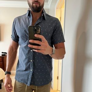 North face short sleeve button up. Grey blue patterned.